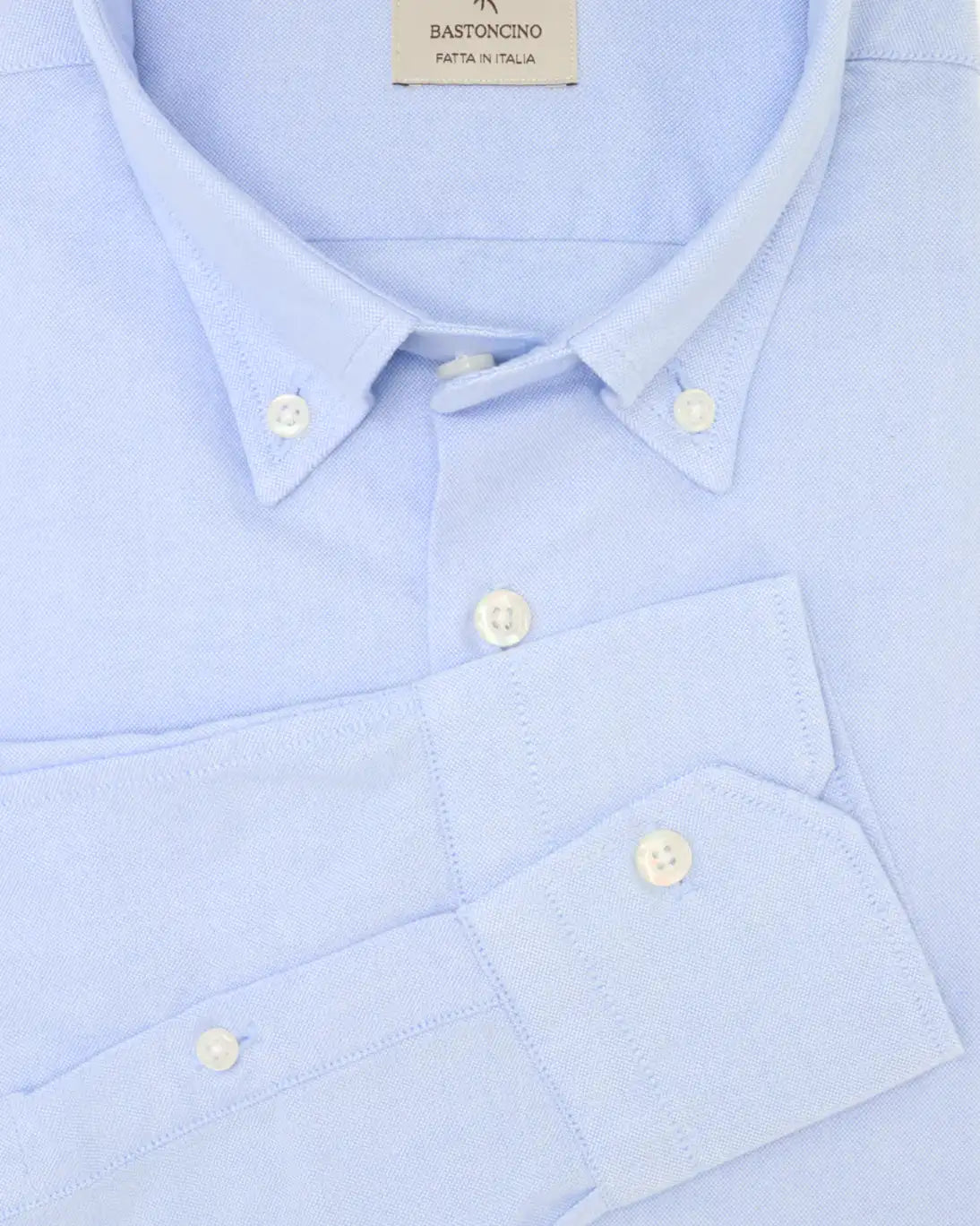 CAMISA AZUL CLARO CON CUELLO ABOTONADO BASTONCINO