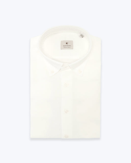 CAMISA BLANCA CON CUELLO ABOTONADO BASTONCINO