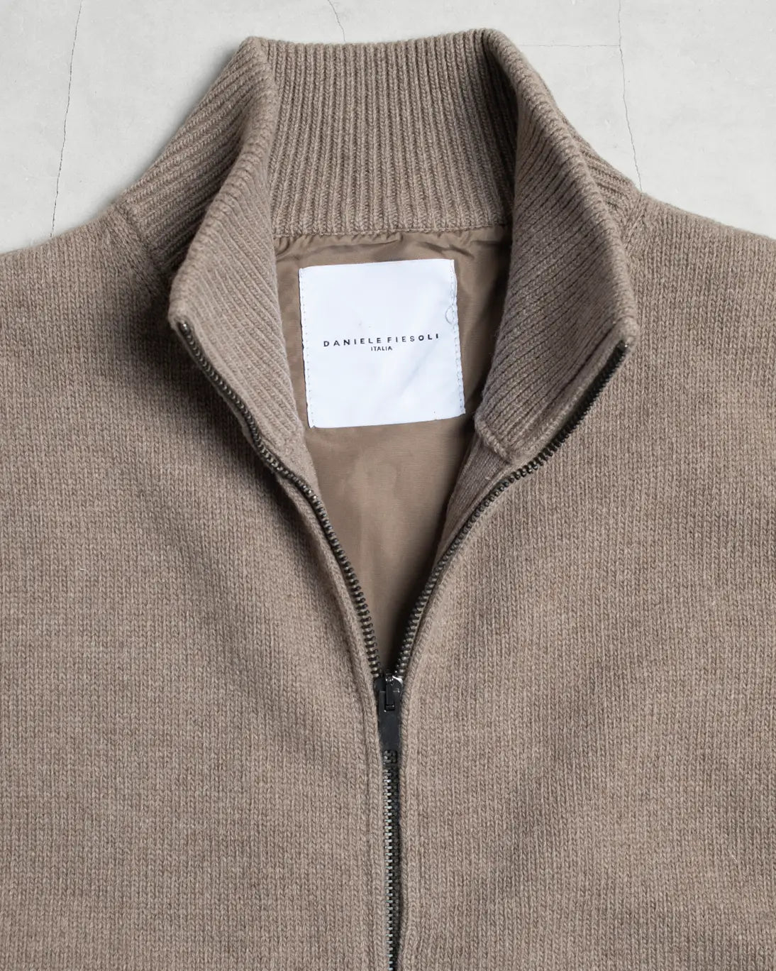 CHALECO DE PUNTO CON CREMALLERA BEIGE DANIELE FIESOLI