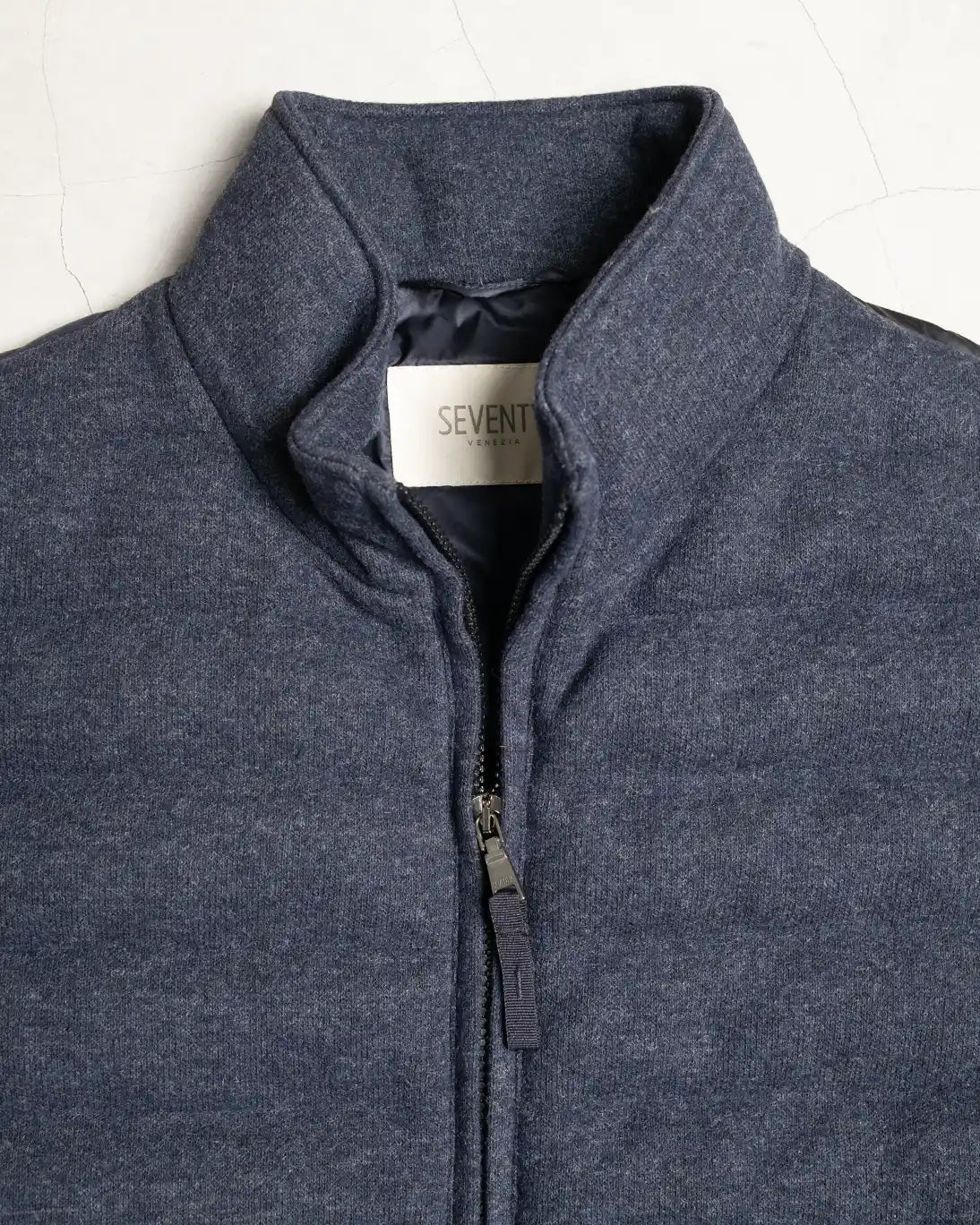 CHALECO SEVENTY DE LANA AZUL MARINO Y GRIS