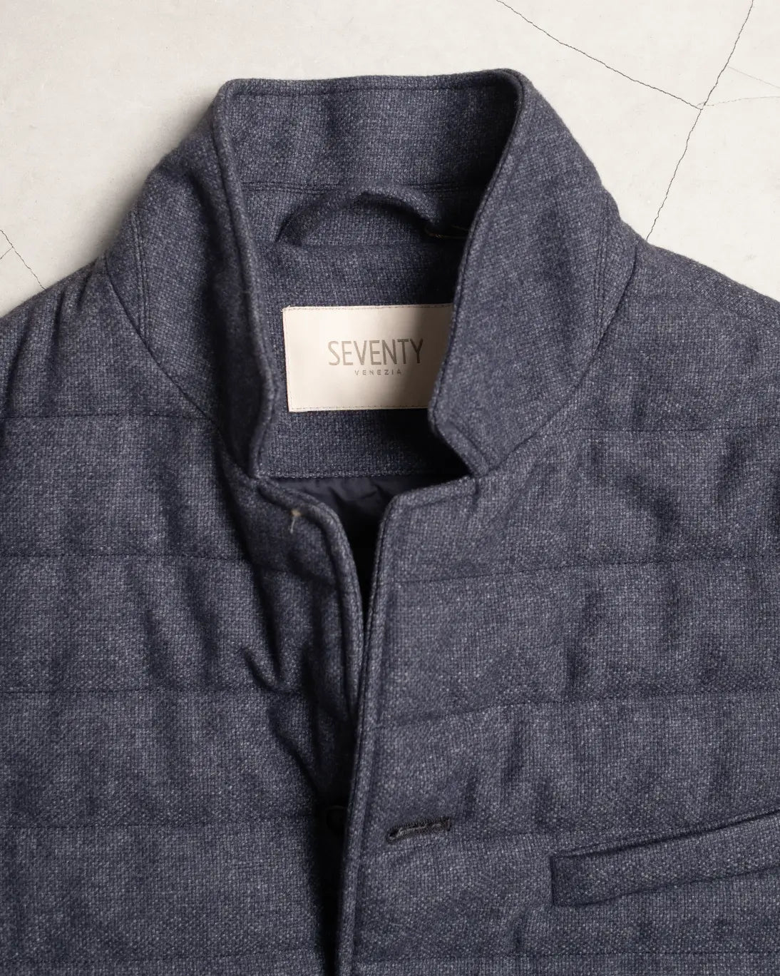 CHALEO ACOLCHADO SEVENTY AZUL GRISACEO