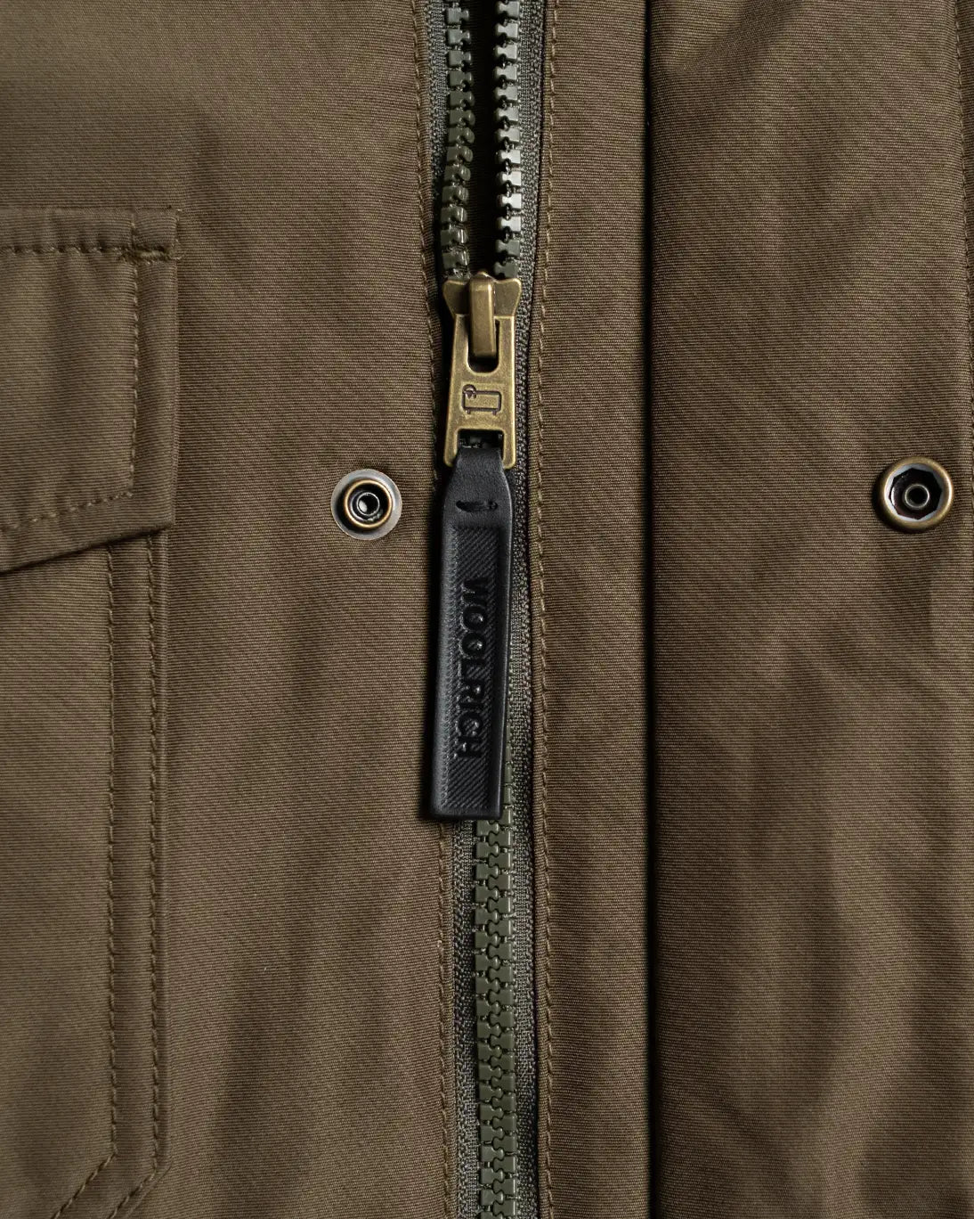 PARKA CON BOLSILLOS WOOLRICH VERDE OSCURO