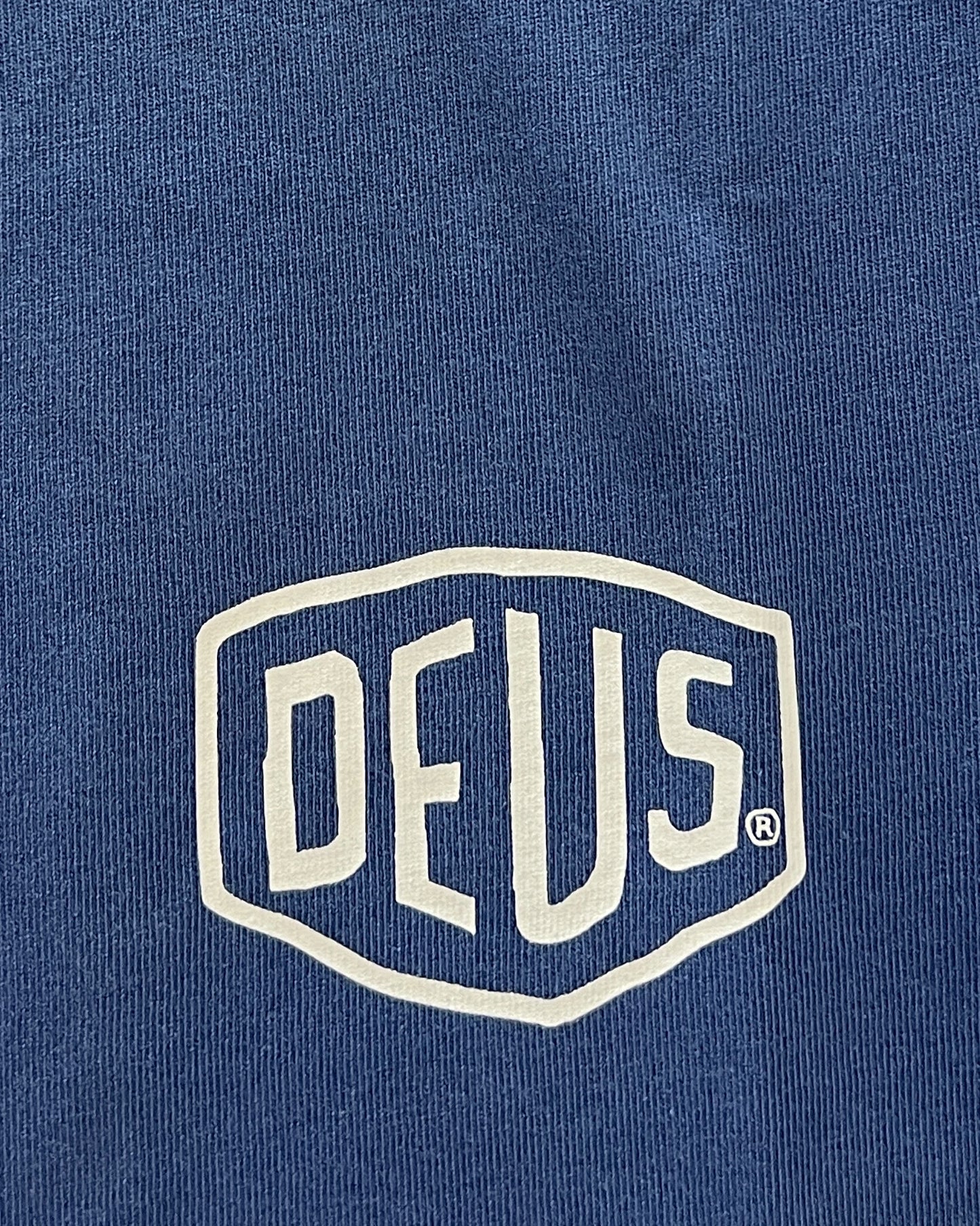 CAMISETA SHIELD AZUL DEUS EX MACHINA