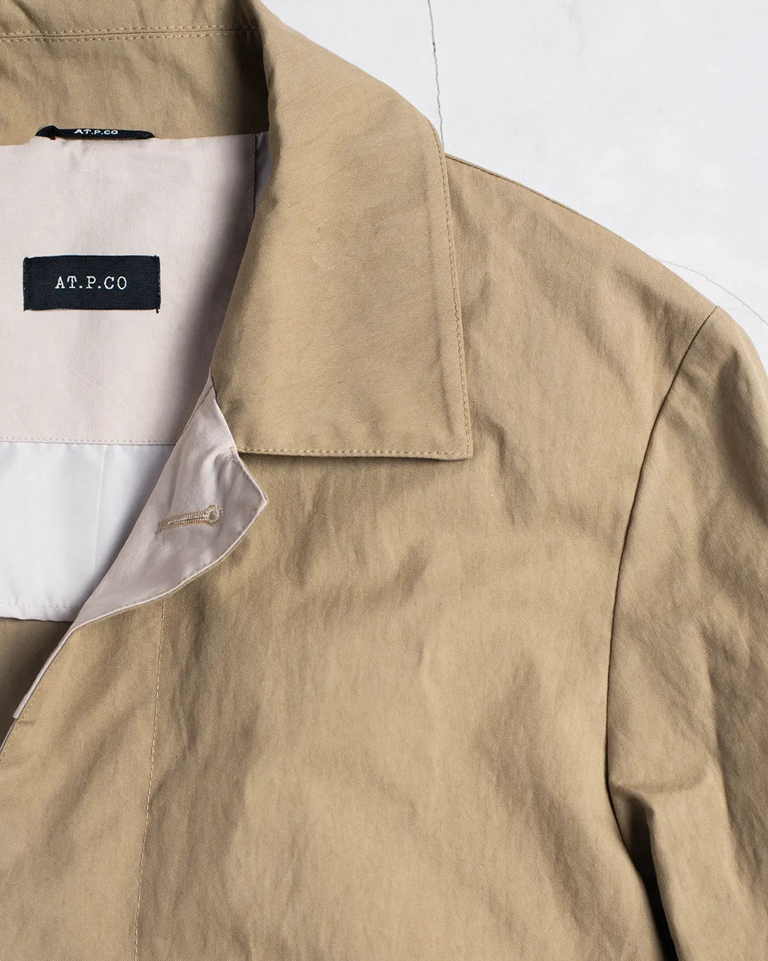 GABARDINA BEIGE REPELENTE AL AGUA AT.P.CO