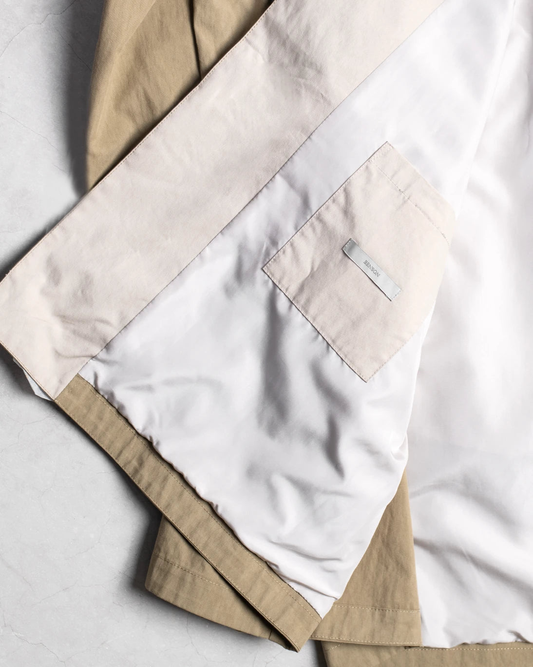 GABARDINA BEIGE REPELENTE AL AGUA AT.P.CO