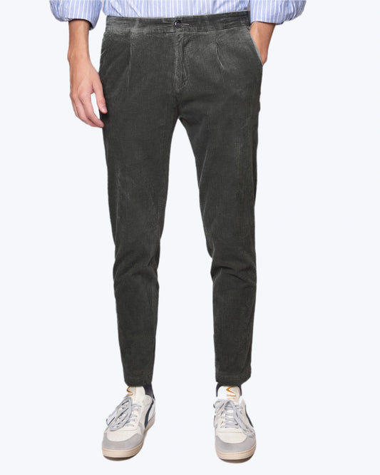 PANTALÓN CHINO DE PANA GRIS OSCURO AT.P.CO.