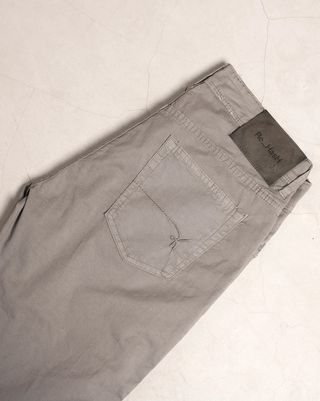 PANTALÓN DE 5 BOLSILLOS GRIS RE-HASH