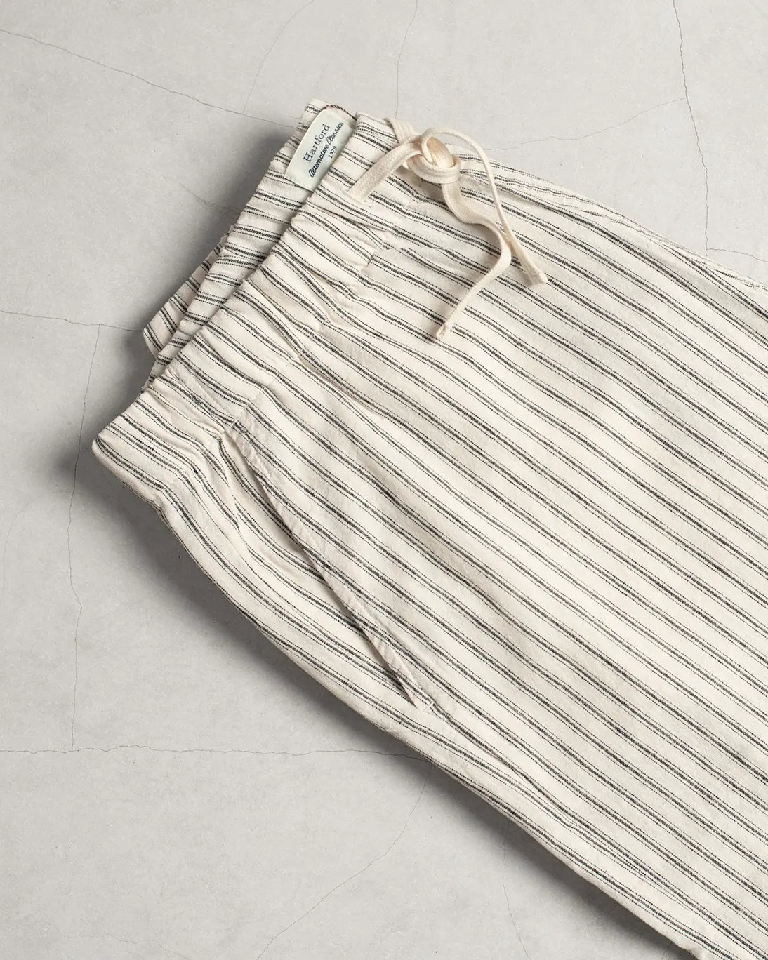 PANTALON CHINO DE LINO BEIGE CON RAYAS AZULES HARTFORD