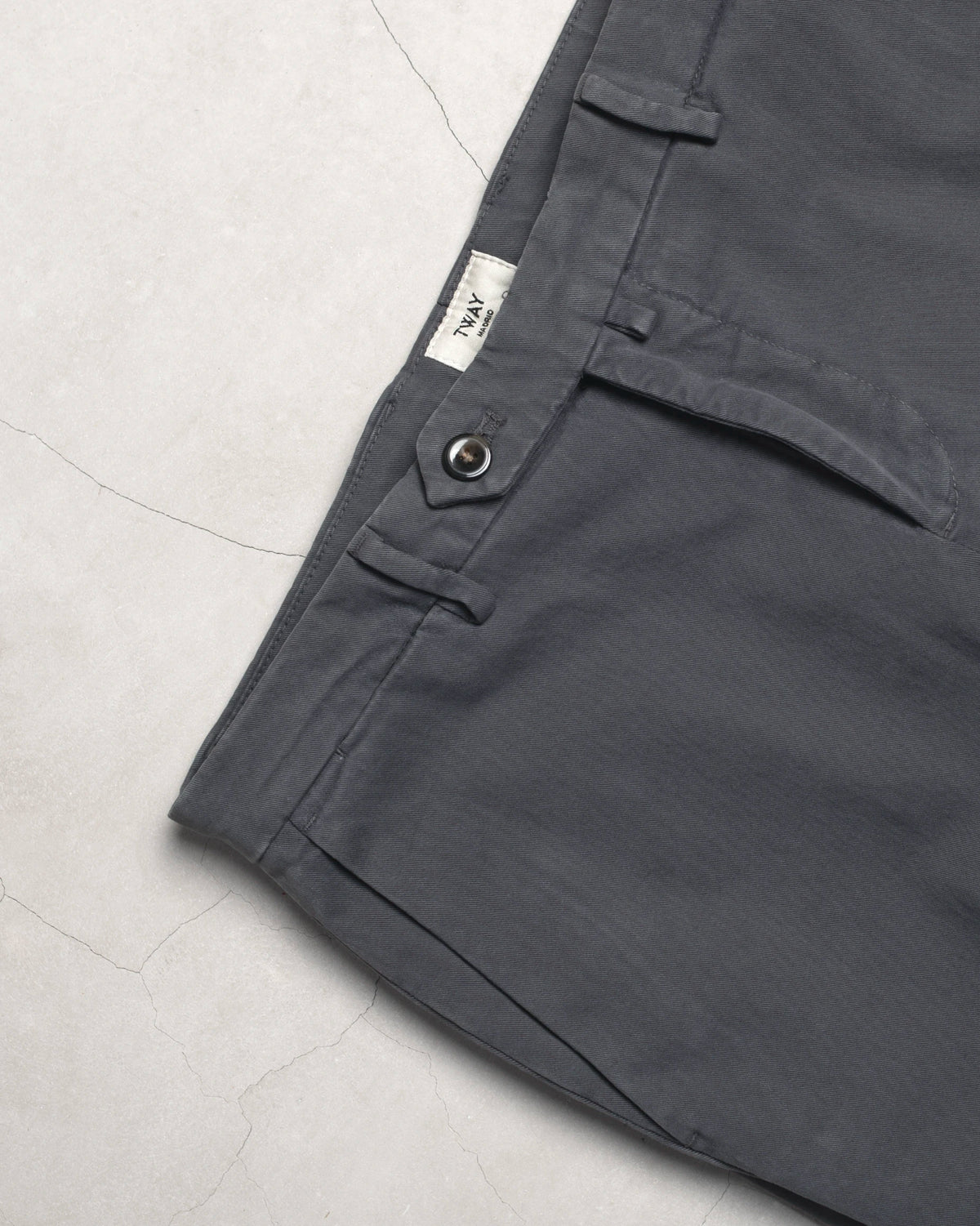 PANTALÓN CHINO GRIS OSCURO TWAY