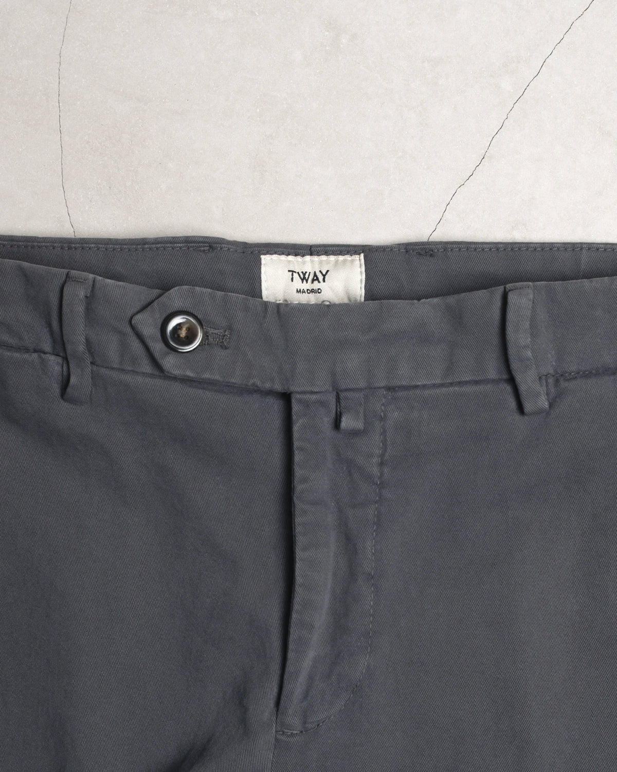 PANTALÓN CHINO GRIS OSCURO TWAY