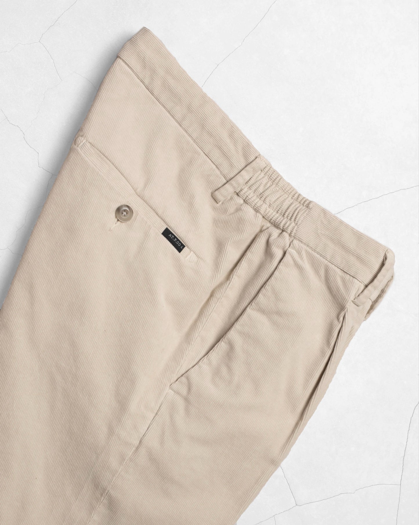 PANTALÓN CHINO DE PANA BEIGE CON PINZAS AT.P.CO