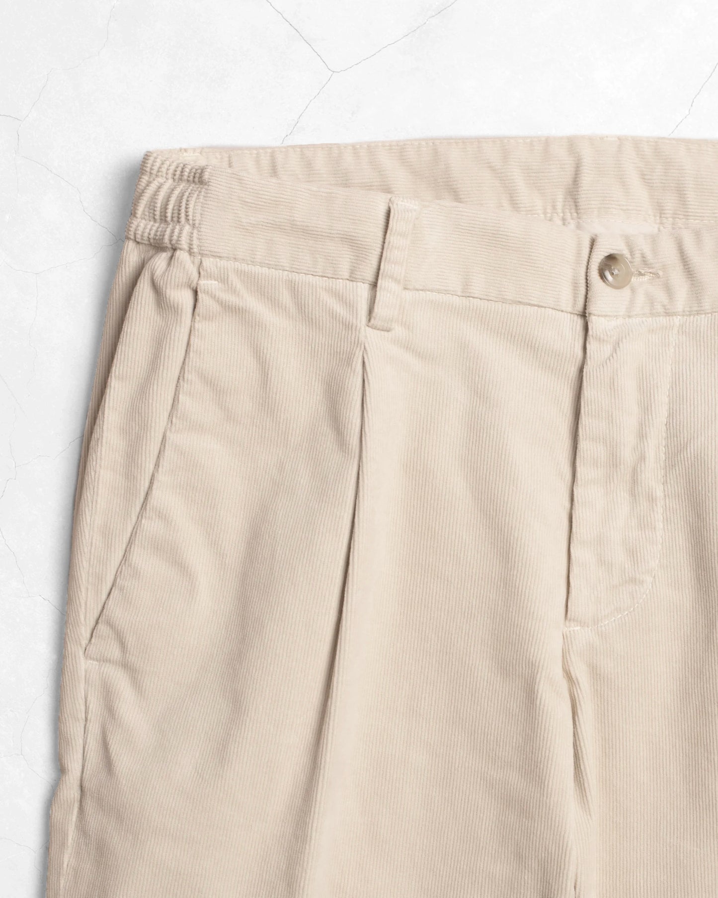 PANTALÓN CHINO DE PANA BEIGE CON PINZAS AT.P.CO