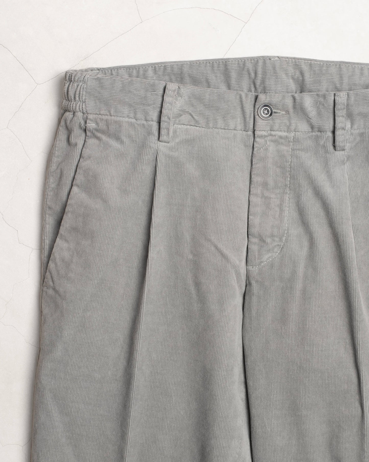 PANTALÓN CHINO DE PANA GRIS CON PINZAS AT.P.CO
