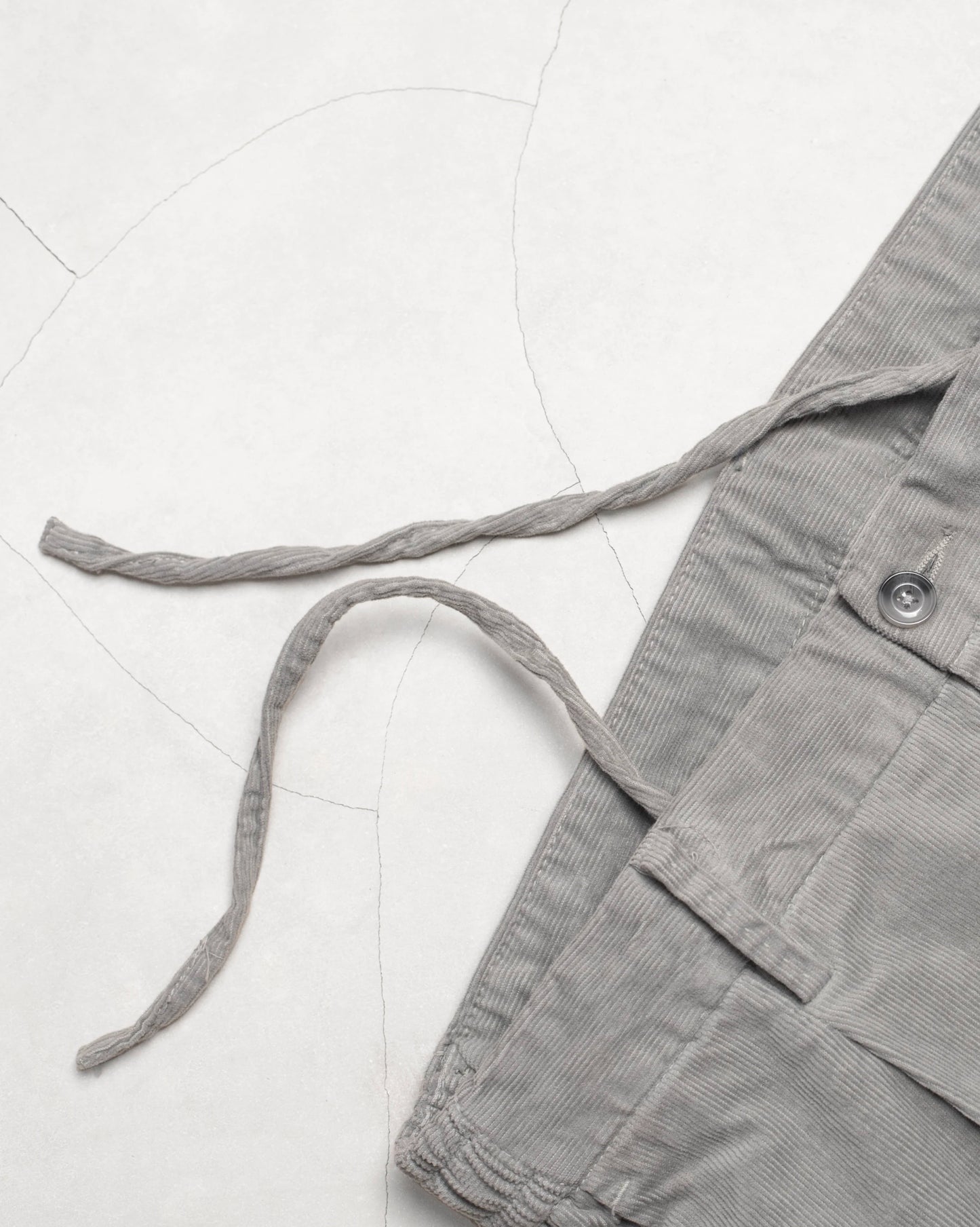 PANTALÓN CHINO DE PANA GRIS CON PINZAS AT.P.CO