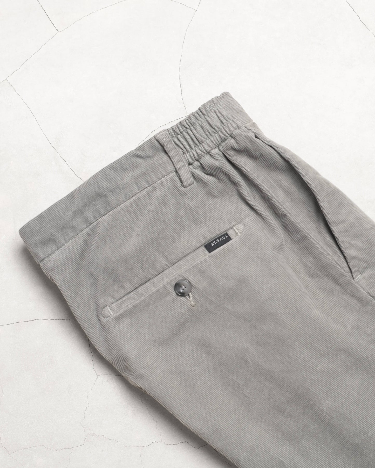 PANTALÓN CHINO DE PANA GRIS CON PINZAS AT.P.CO