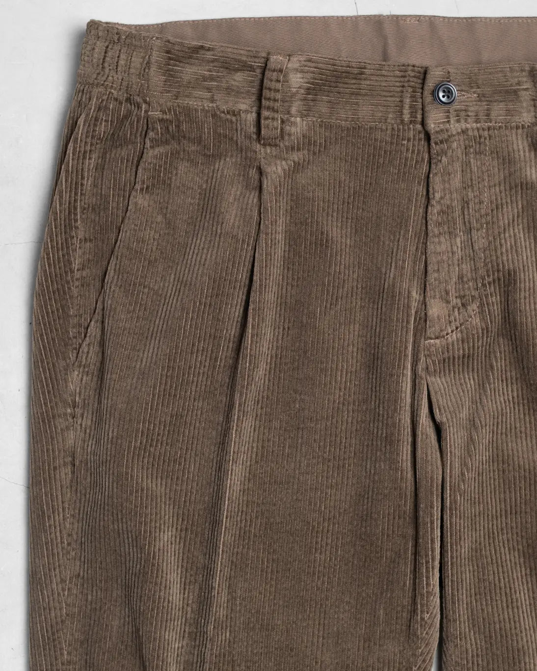 PANTALÓN CHINO DE PANA MARRÓN CON CORDÓN AT.P.CO