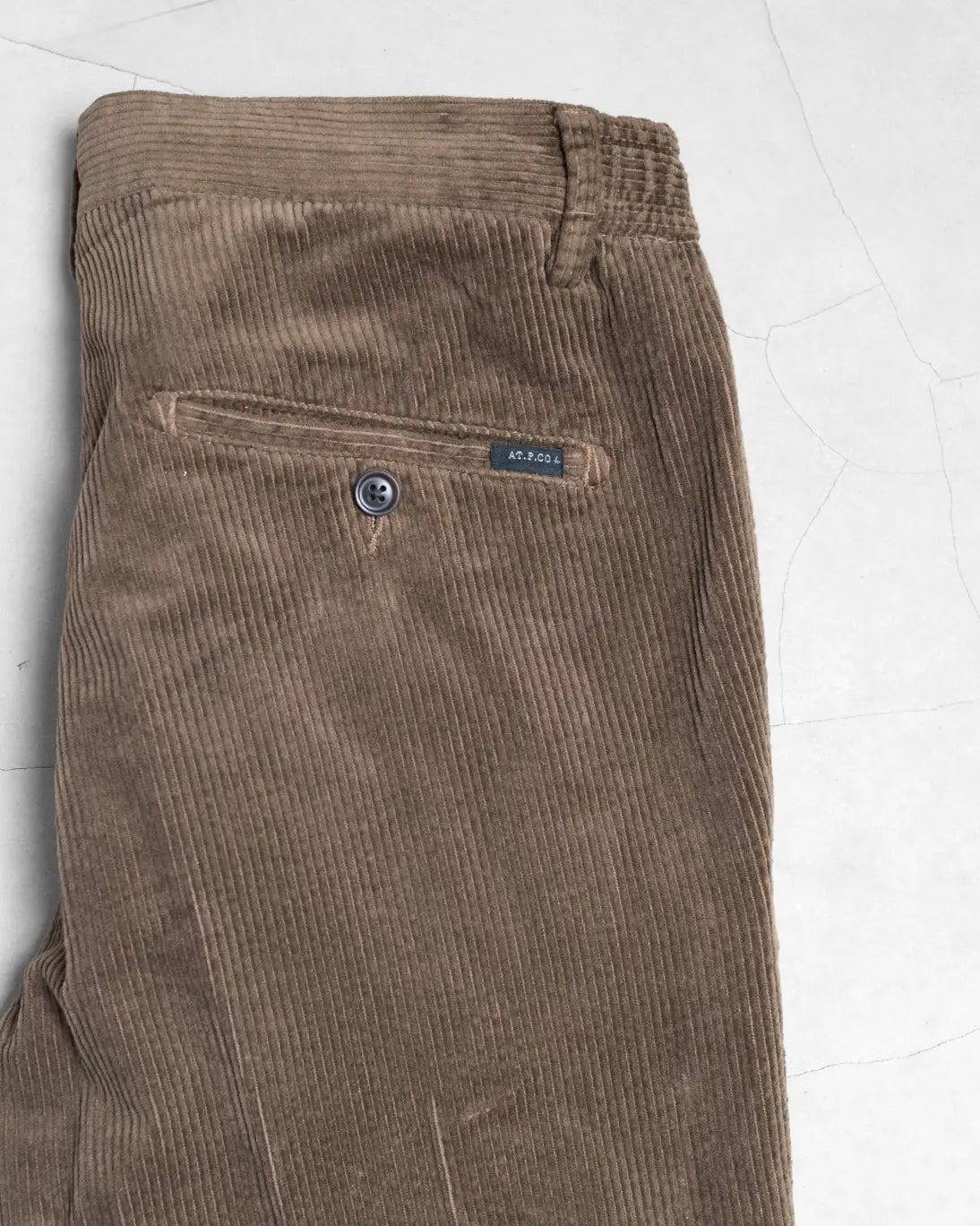 PANTALÓN CHINO DE PANA MARRÓN CON CORDÓN AT.P.CO