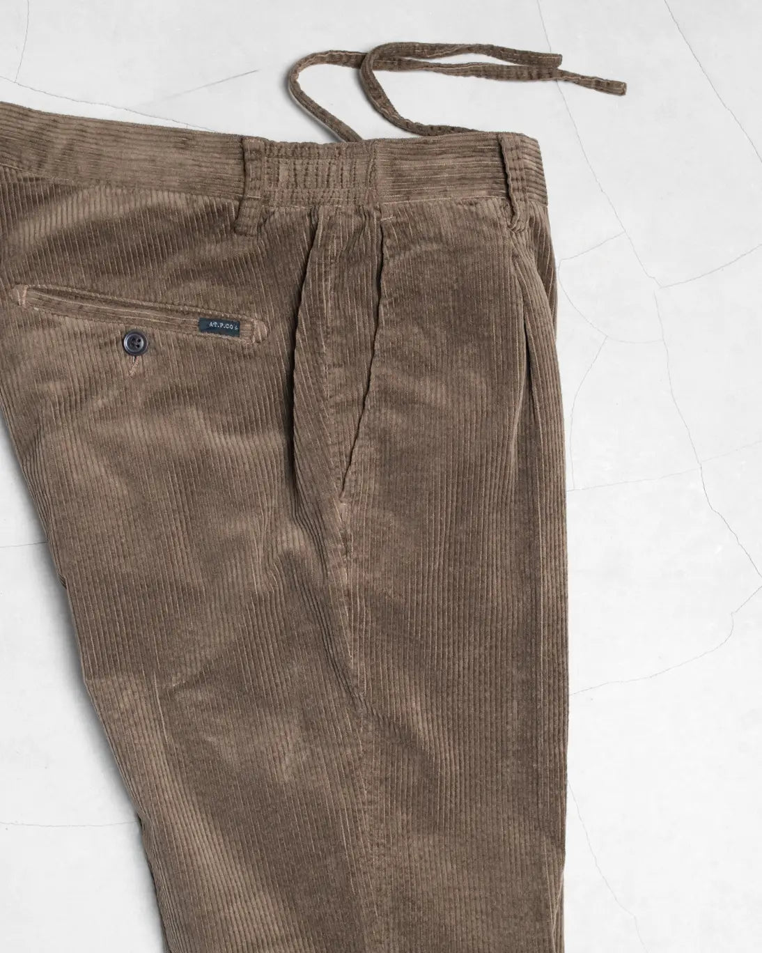 PANTALÓN CHINO DE PANA MARRÓN CON CORDÓN AT.P.CO