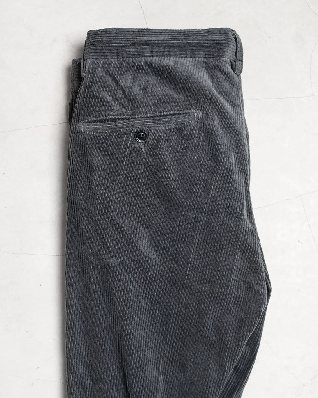 PANTALÓN CHINO DE PANA GRIS CON CORDÓN AT.P.CO