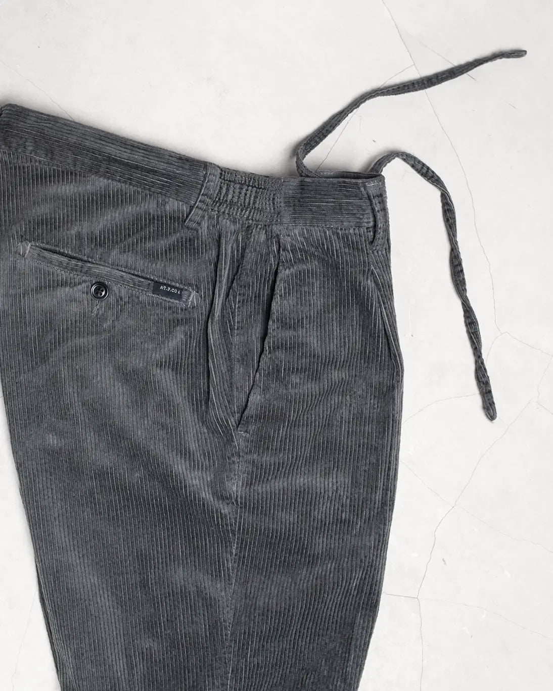PANTALÓN CHINO DE PANA GRIS CON CORDÓN AT.P.CO