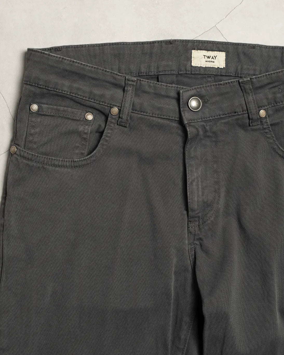 PANTALÓN 5 BOLSILLOS GRIS OSCURO TWAY