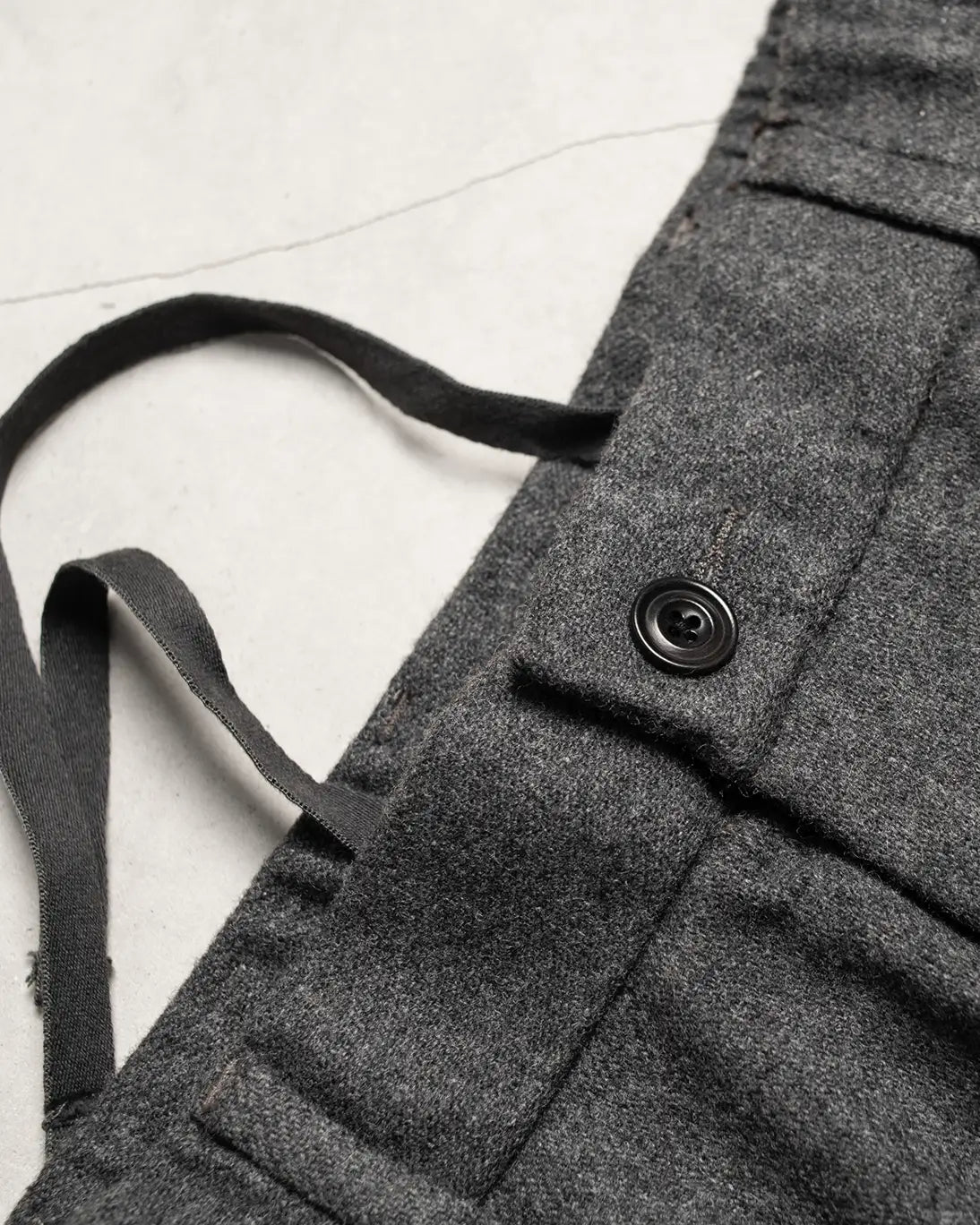 PANTALÓN CHINO PINZA FRANELA GRIS HARTFORD
