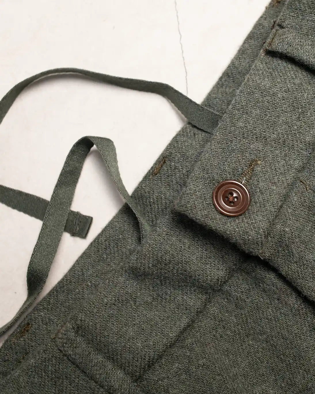 PANTALÓN CHINO PINZA FRANELA VERDE HARTFORD
