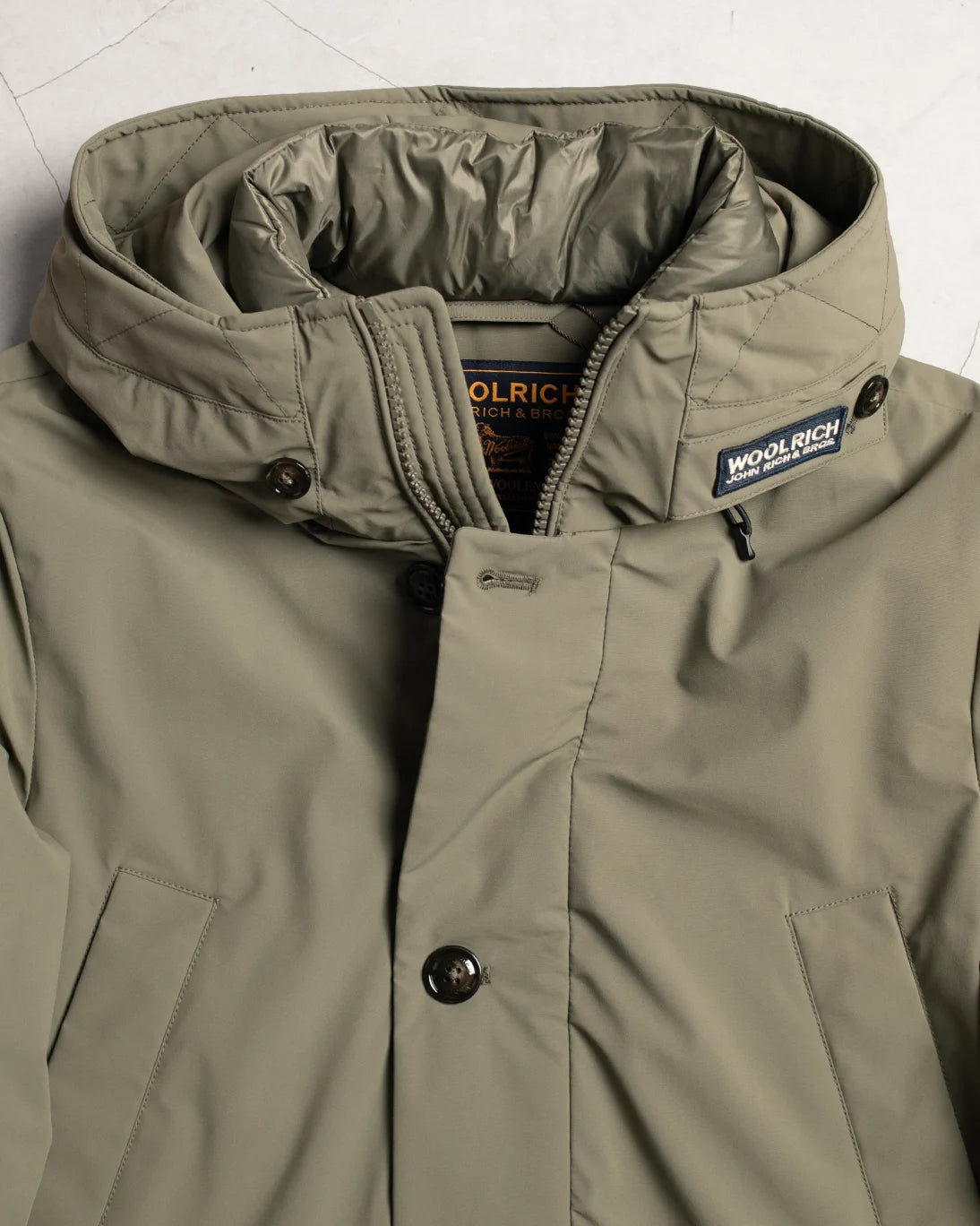 PARKA VERDE CON CAPUCHA OCULTA WOOLRICH