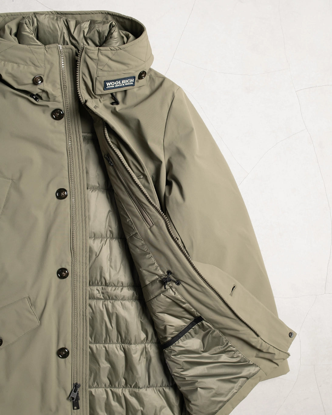 PARKA VERDE CON CAPUCHA OCULTA WOOLRICH