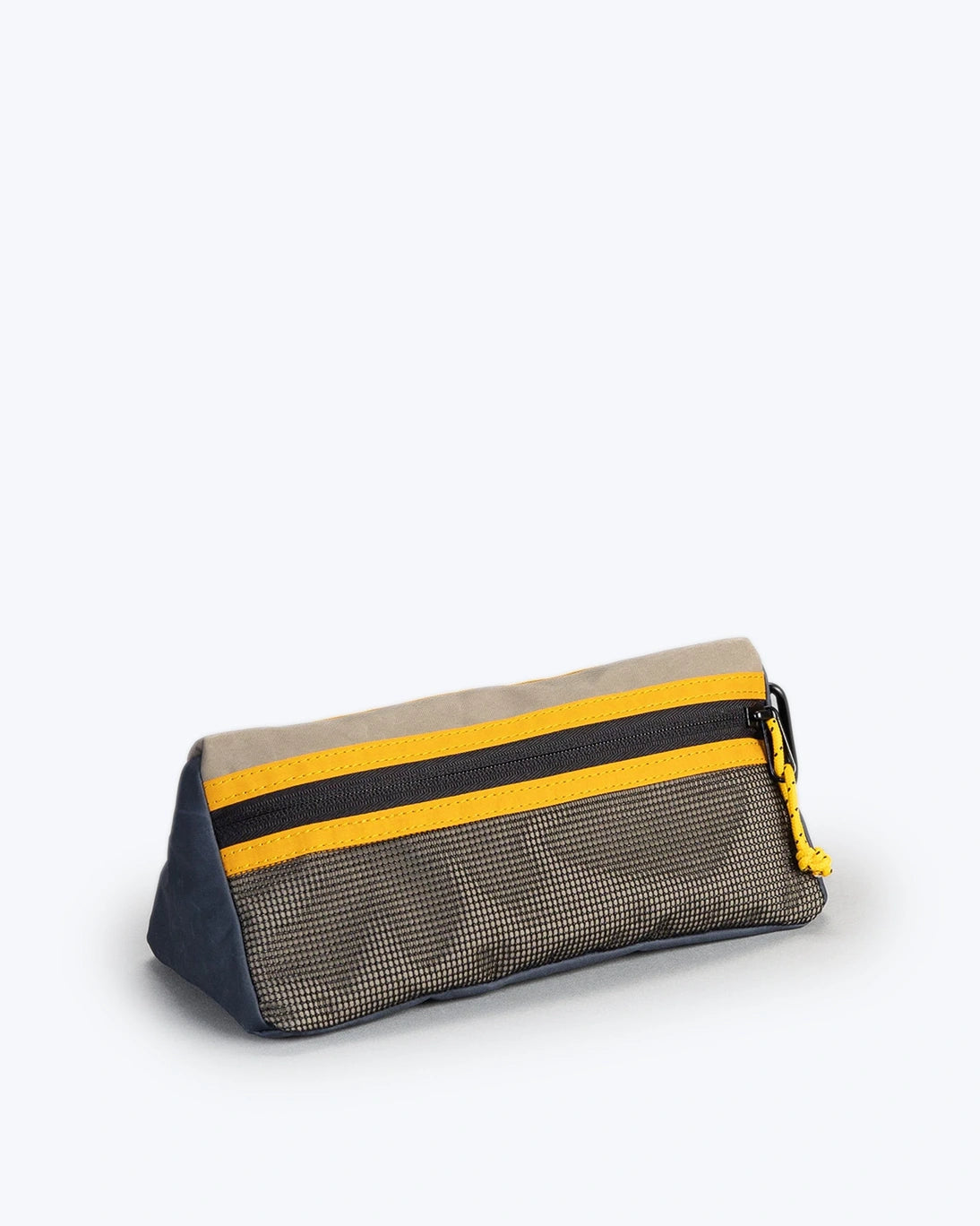 NECESER LIV TRIANGLE GRIS Y AMARILLO PROPERTY OF
