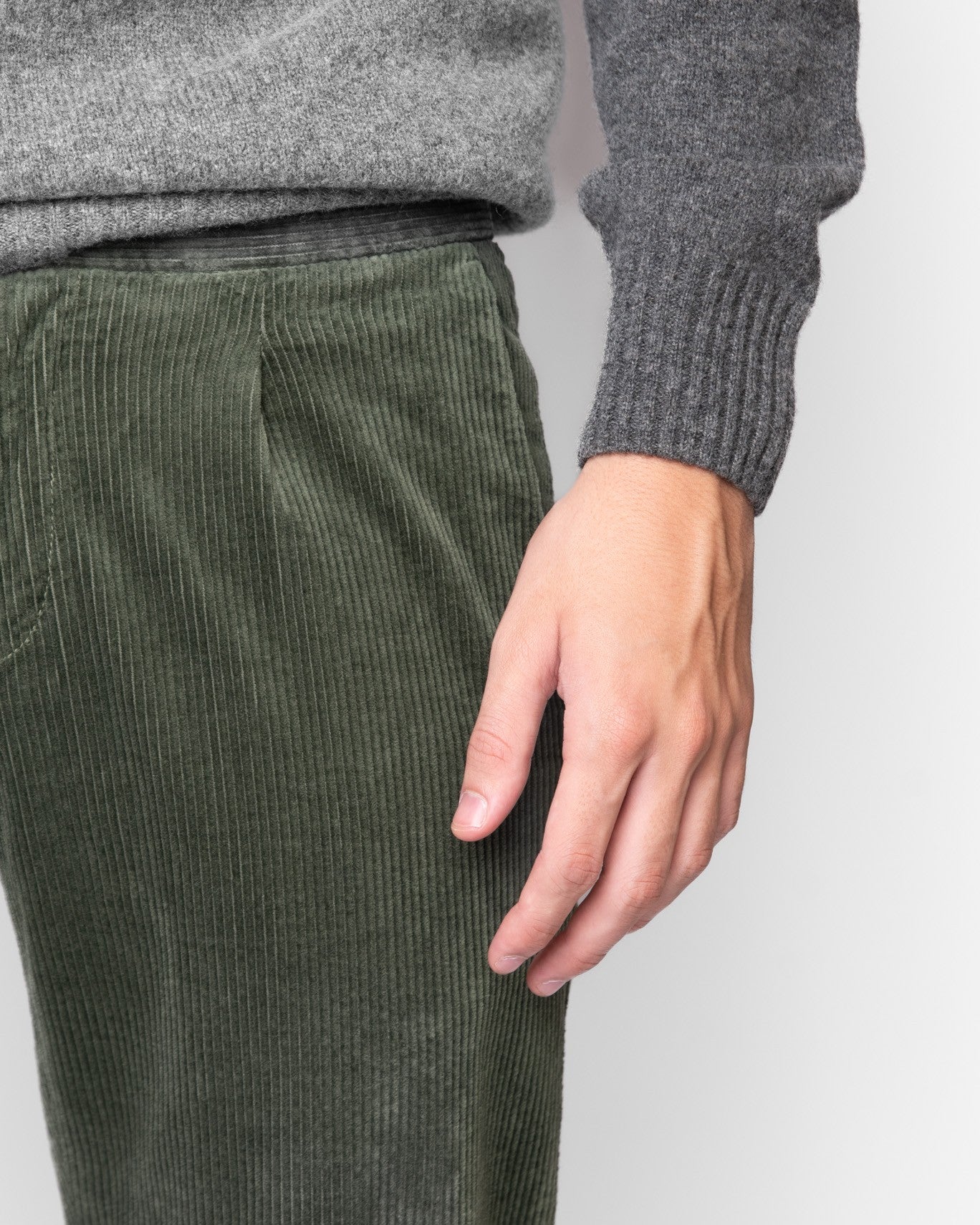 PANTALON CHINO C/PINZA PANA AT.P.C.O. 880/PANA VERDE OSC. / 52