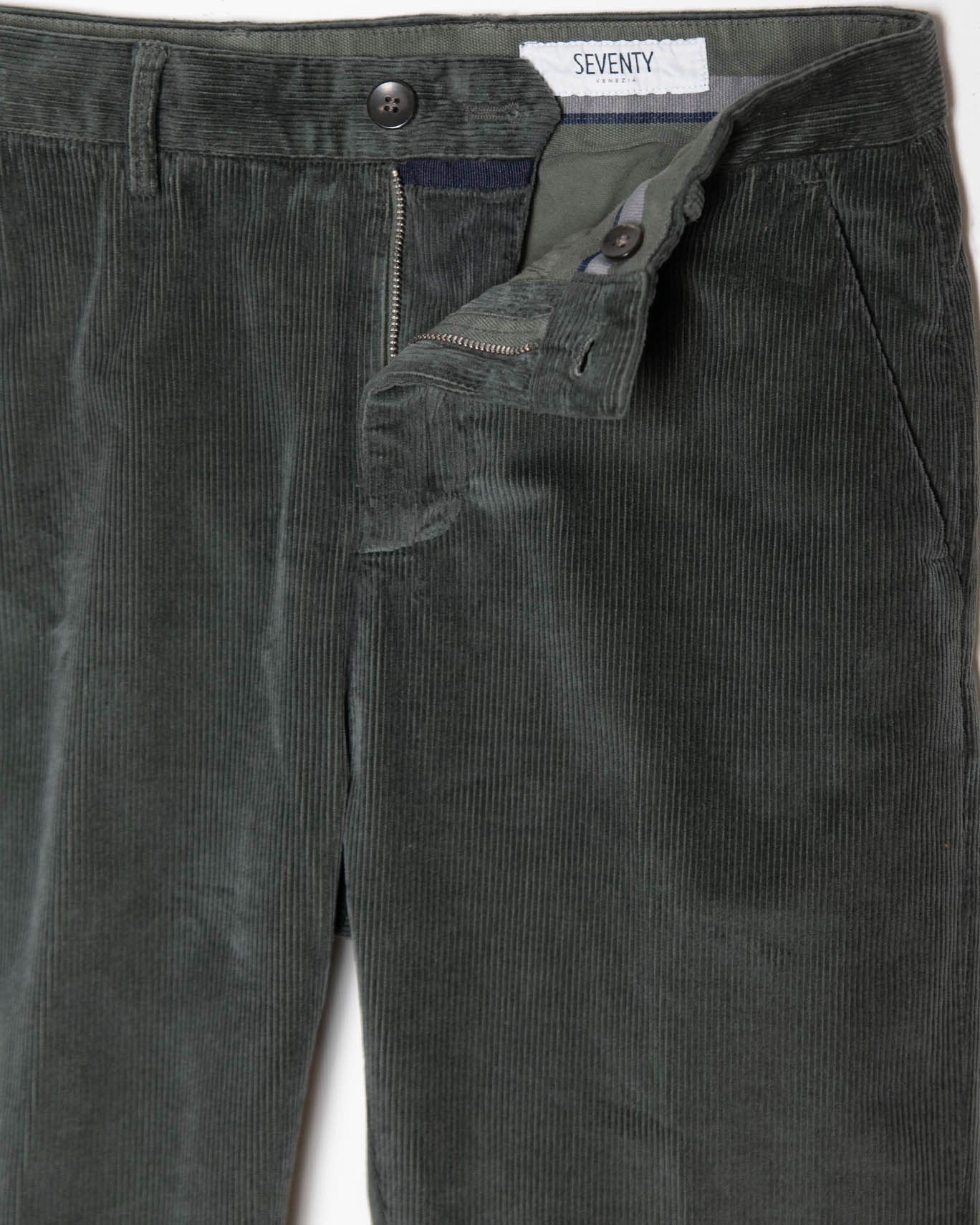 PANTALÓN CHINO PANA SEVENTY PT867/PANA VERDE OSC. / 56