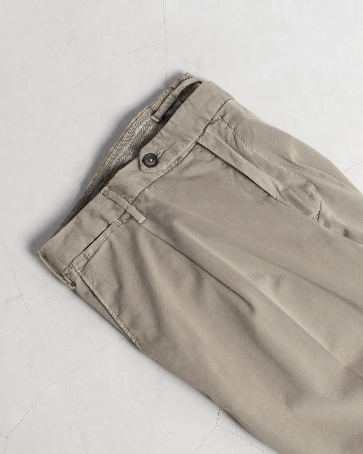 PANTALÓN CHINO CON PINZA TOPO L.B.M. 1911